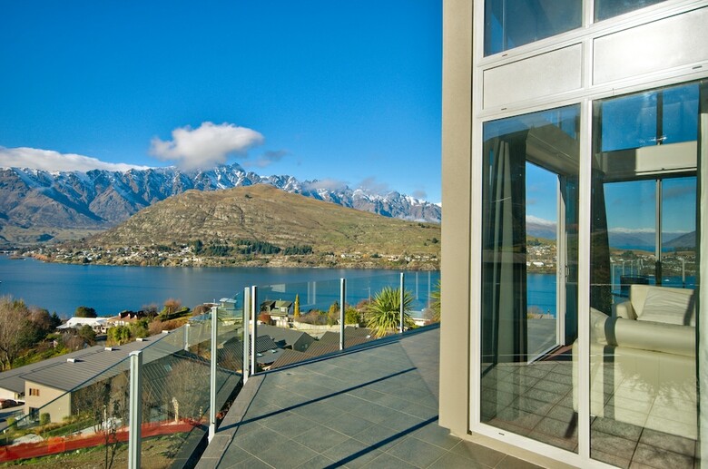 Hotel Luxury Lakeside Home - Remarkable View