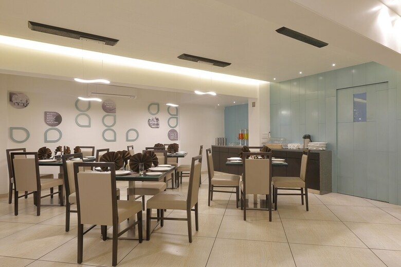 Hotel Summit