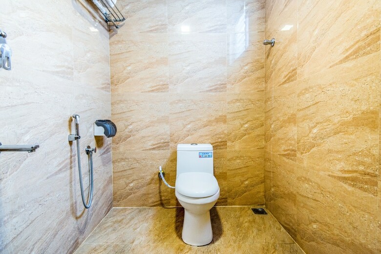Fabhotel Golden Swan