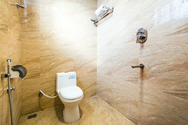 Fabhotel Golden Swan