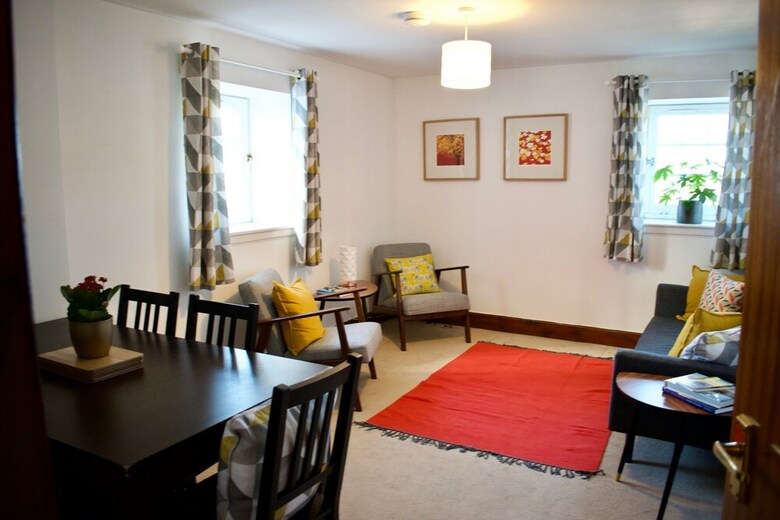 2 Bedroom Flat In Leith
