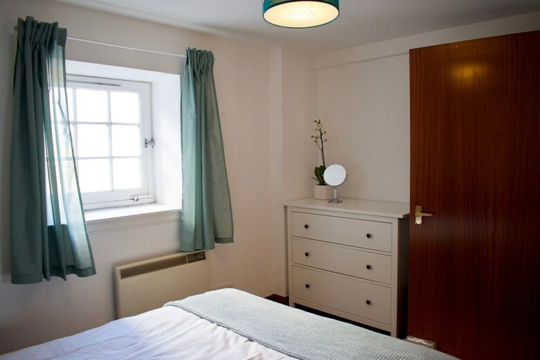 2 Bedroom Flat In Leith