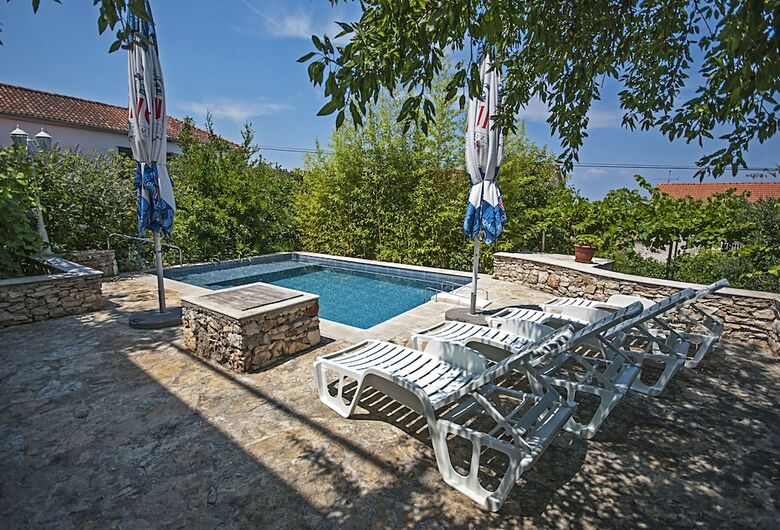 Villa Family House Sutivan