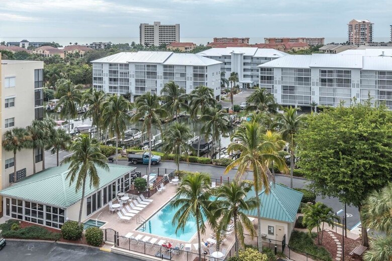 Hibiscus Pointe 124