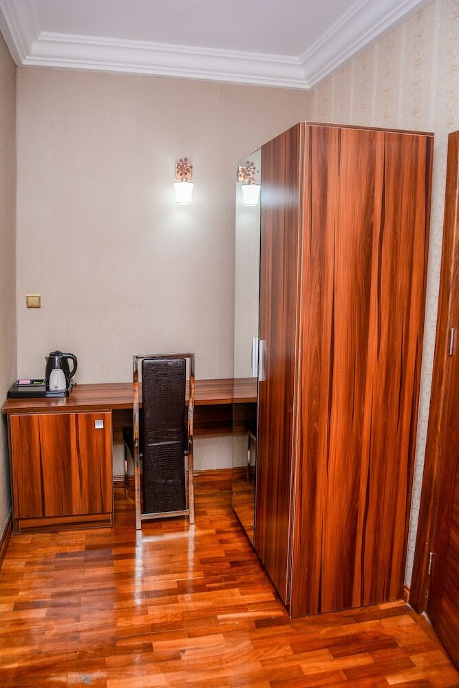 Mahogany Hotel And Suites