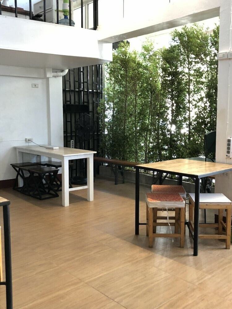 Hostal Ploy Hostel