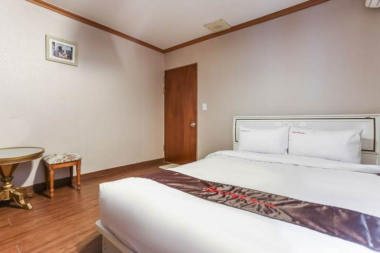 Hotel Secret House