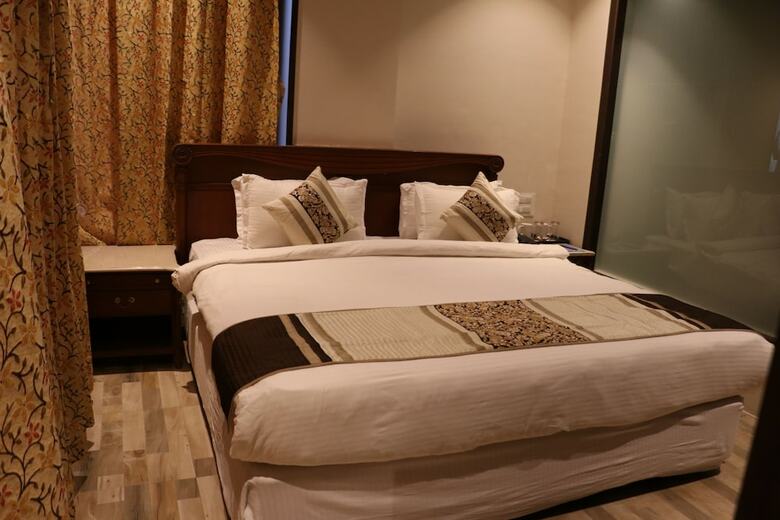 Hotel Shelke's Vintage Inn
