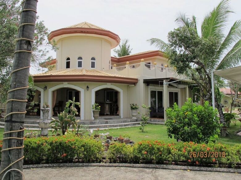 Hotel Cabilao Sunset Dive & Beach Resort