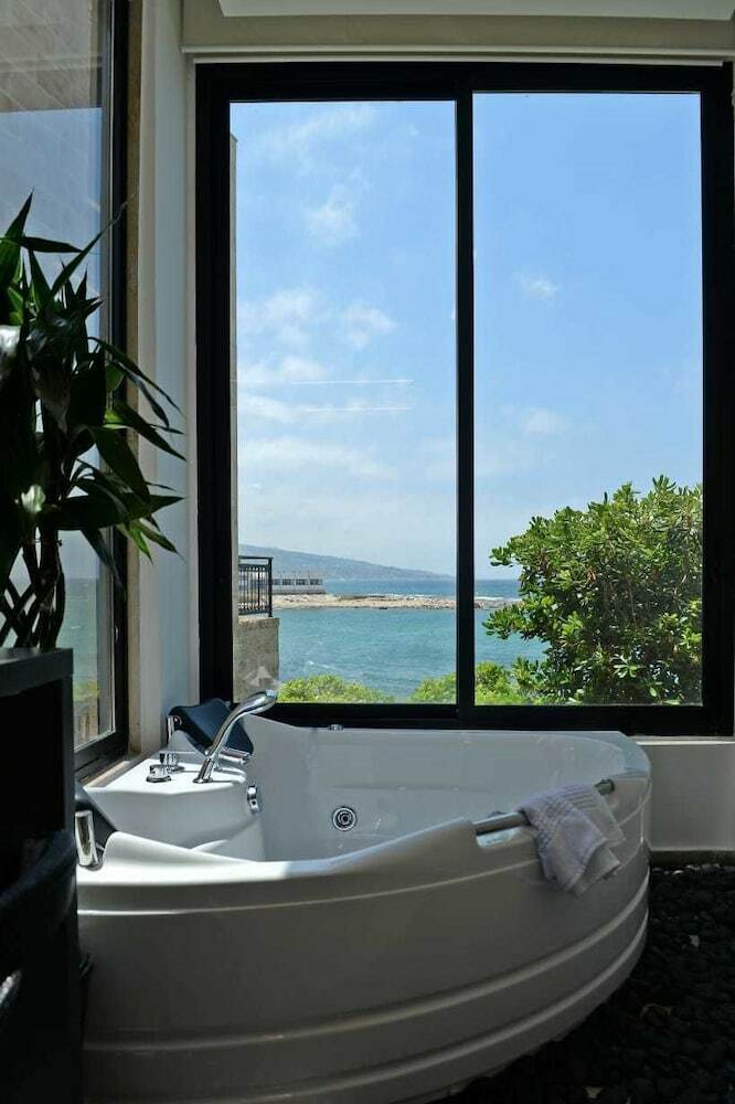 Apartamentos Batroun Bahsa Bay