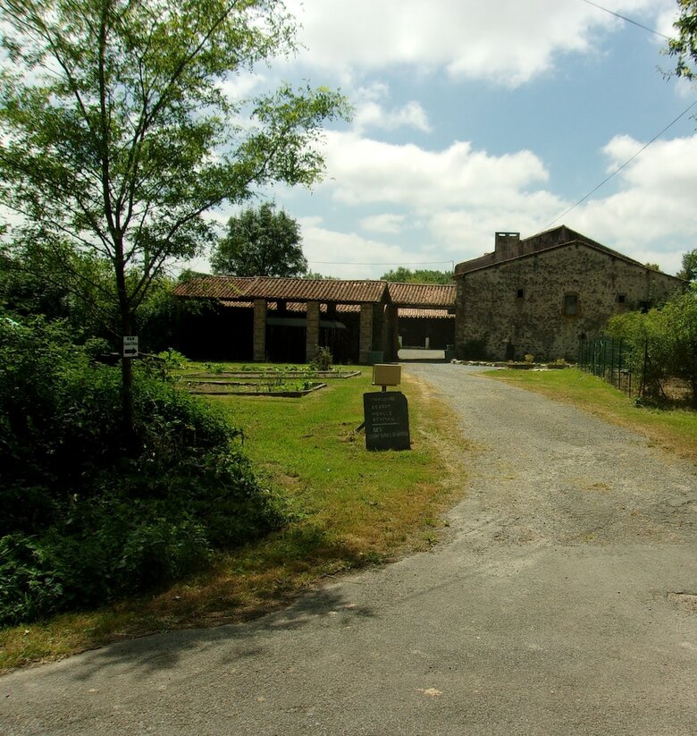Bed & Breakfast Fortified French Retreat