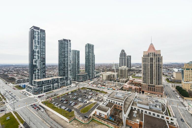 Sarkar Suites - 330 Burnhamthorpe Road
