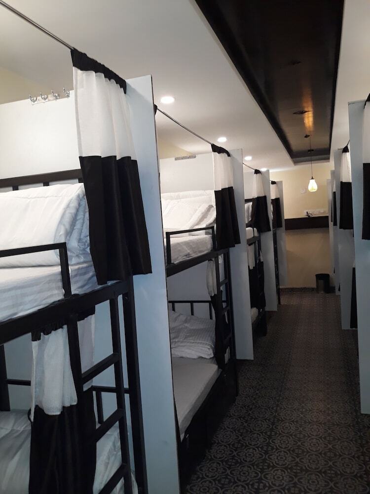 Hostal Deck 3 Airport Dormitory