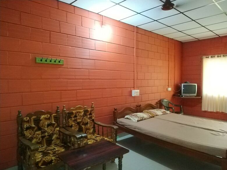 Hotel Iroomz Savitri Guest House