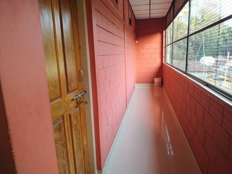 Hotel Iroomz Savitri Guest House