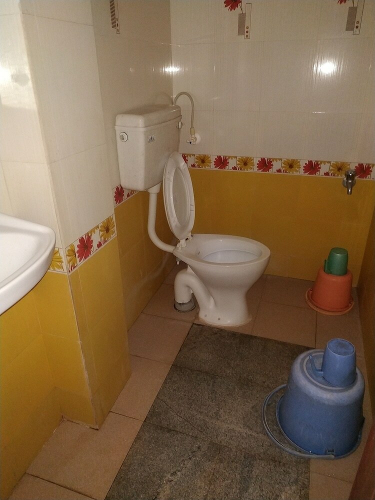 Hotel Iroomz Savitri Guest House