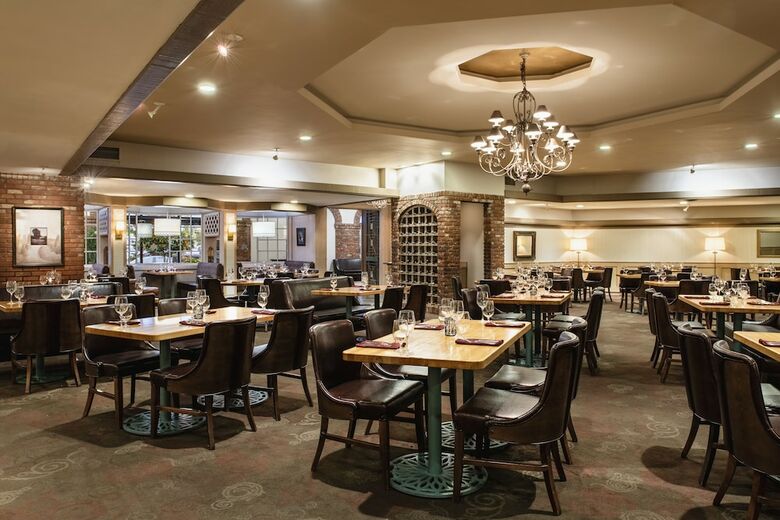 Cambridge Red Deer Hotel & Conference