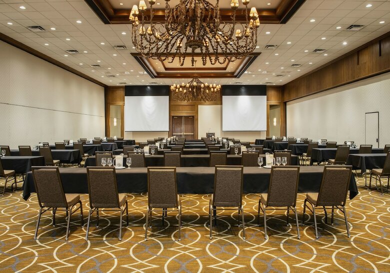 Cambridge Red Deer Hotel & Conference