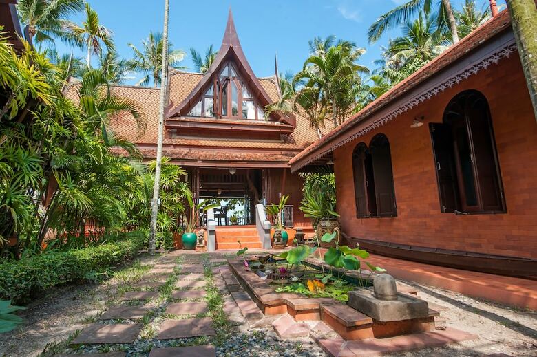 Stylish & Authentic Thai House Right On The Beach!