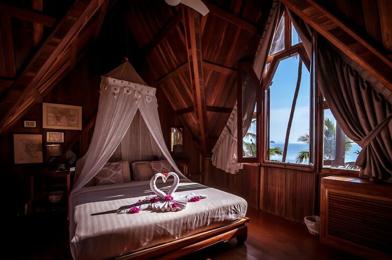 Stylish & Authentic Thai House Right On The Beach!