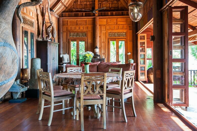 Stylish & Authentic Thai House Right On The Beach!