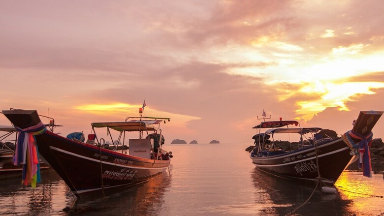 Stylish & Authentic Thai House Right On The Beach!