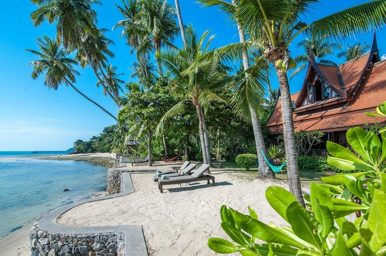 Stylish & Authentic Thai House Right On The Beach!