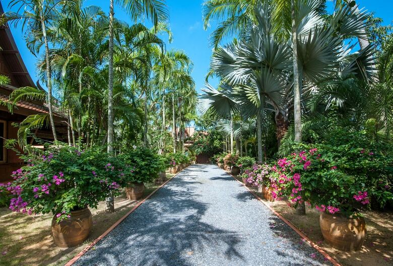 Stylish & Authentic Thai House Right On The Beach!