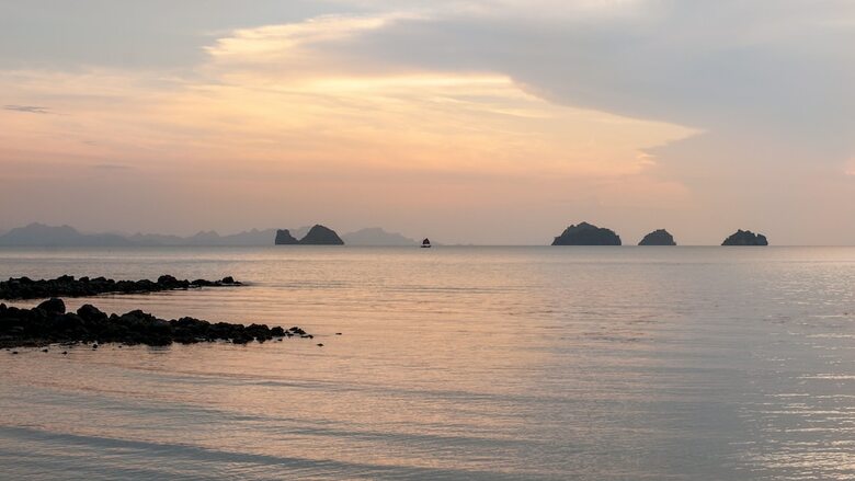 Stylish & Authentic Thai House Right On The Beach!
