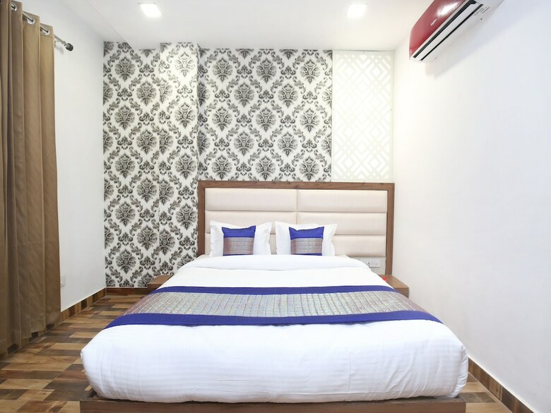 Oyo 15208 Hotel Unique