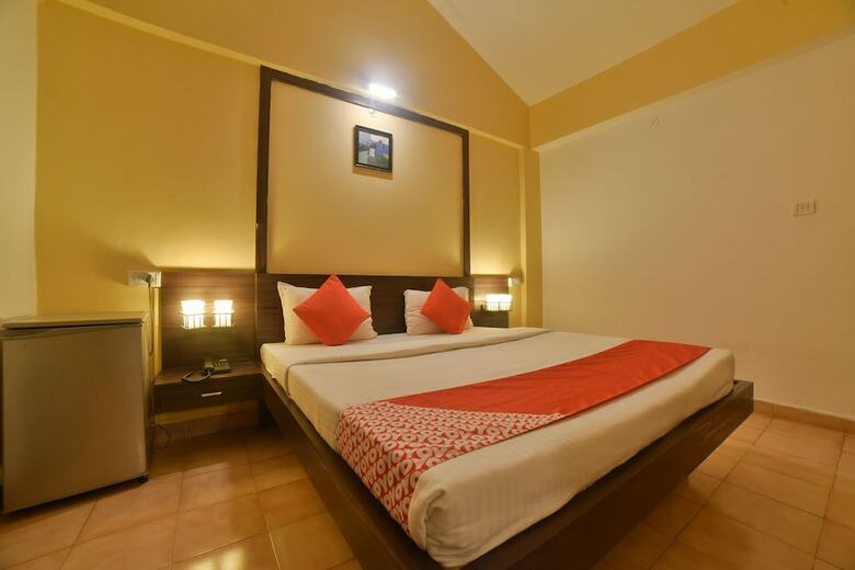 Oyo 30128 Reddy's Hotel