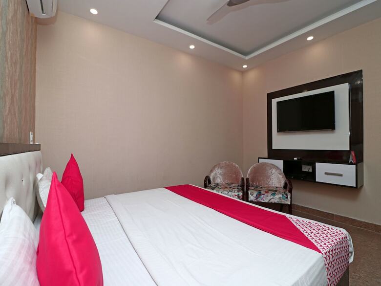 Hotel Oyo 16678 Rohtak Palace