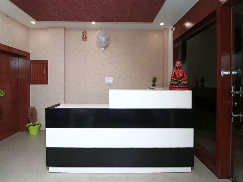 Hotel Oyo 16678 Rohtak Palace