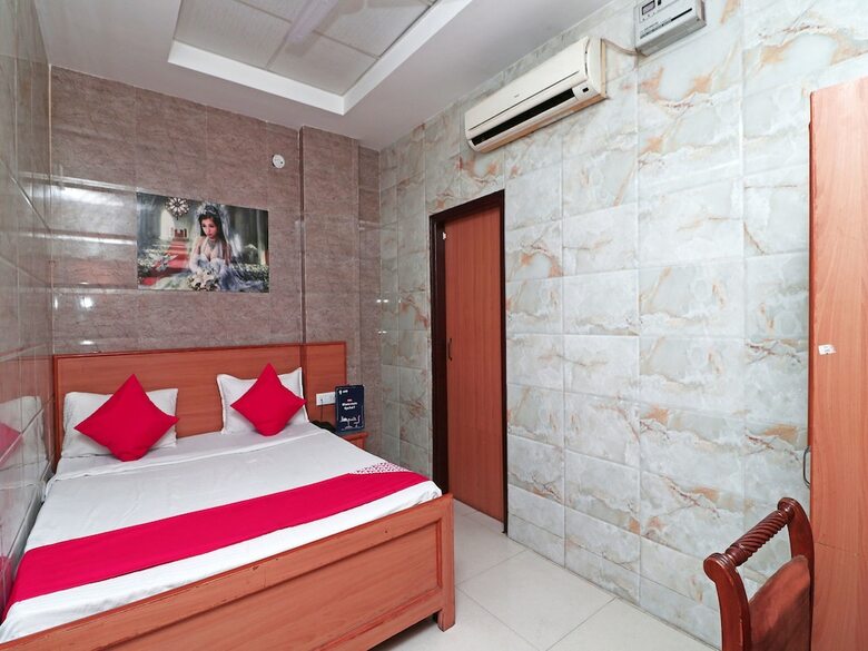 Hotel Oyo 16678 Rohtak Palace