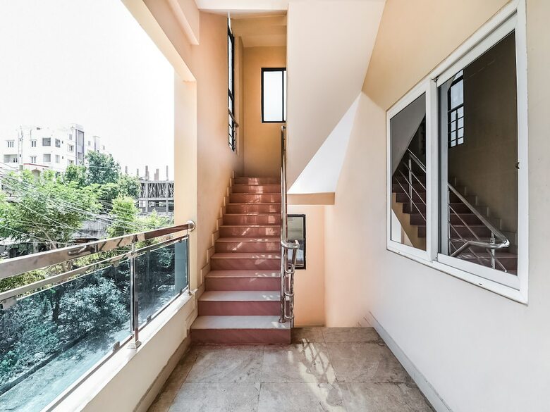 Hotel Oyo 14207 Royal Residential Lodge