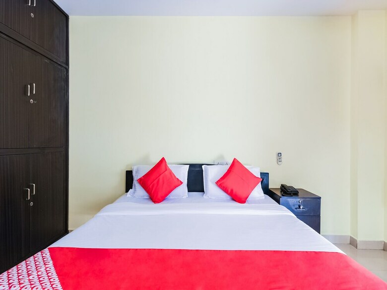 Hotel Oyo 14207 Royal Residential Lodge