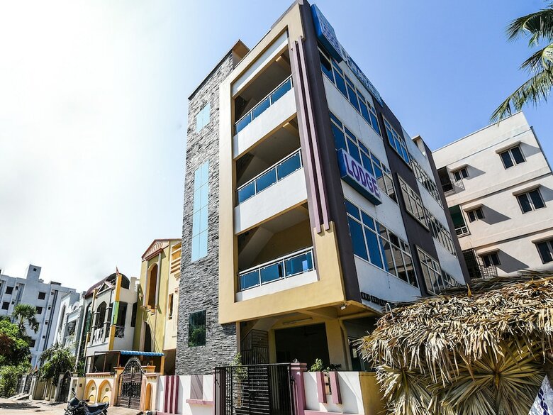 Hotel Oyo 14207 Royal Residential Lodge