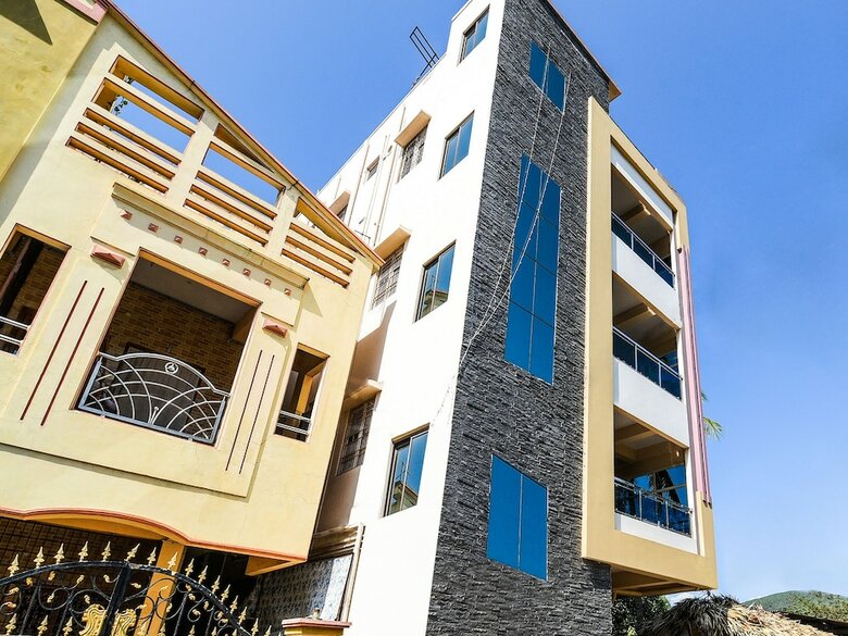Hotel Oyo 14207 Royal Residential Lodge