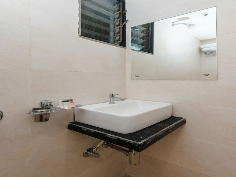 Hotel Oyo 14207 Royal Residential Lodge