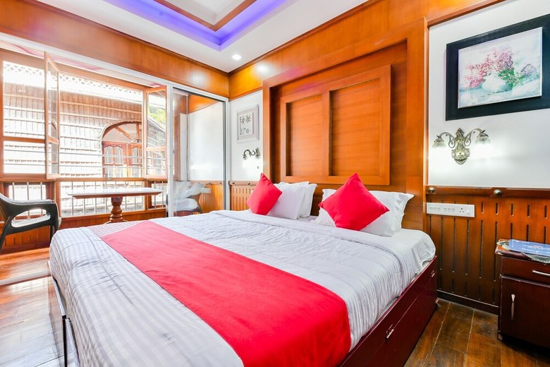 Oyo 23210 Khbo Diamond Sharing Houseboat