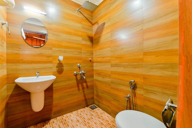 Oyo 23210 Khbo Diamond Sharing Houseboat