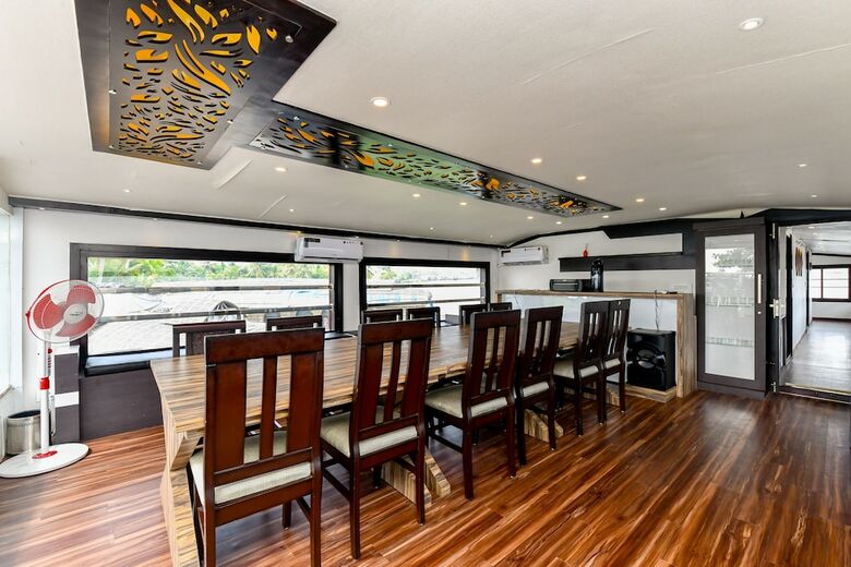 Hotel Oyo 24725 Houseboat Royal River 4bhk