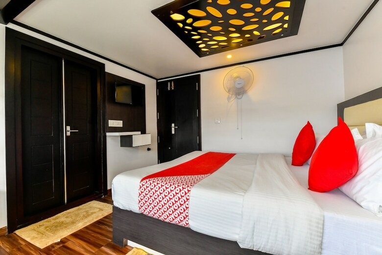 Hotel Oyo 24725 Houseboat Royal River 4bhk
