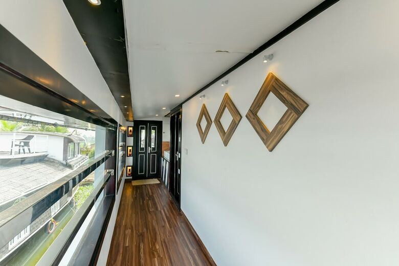 Hotel Oyo 24725 Houseboat Royal River 4bhk