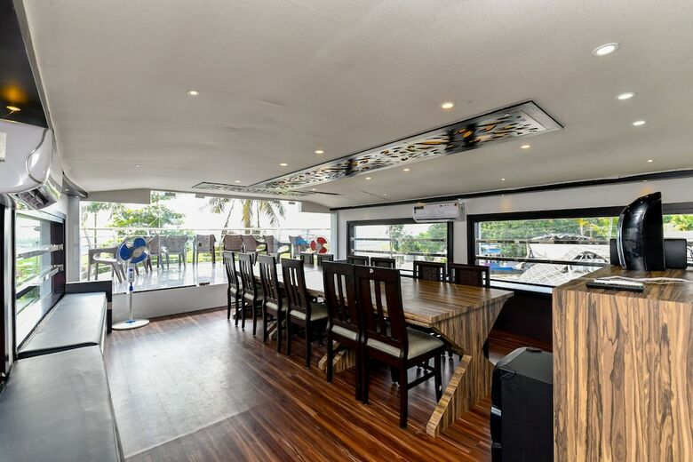 Hotel Oyo 24725 Houseboat Royal River 4bhk