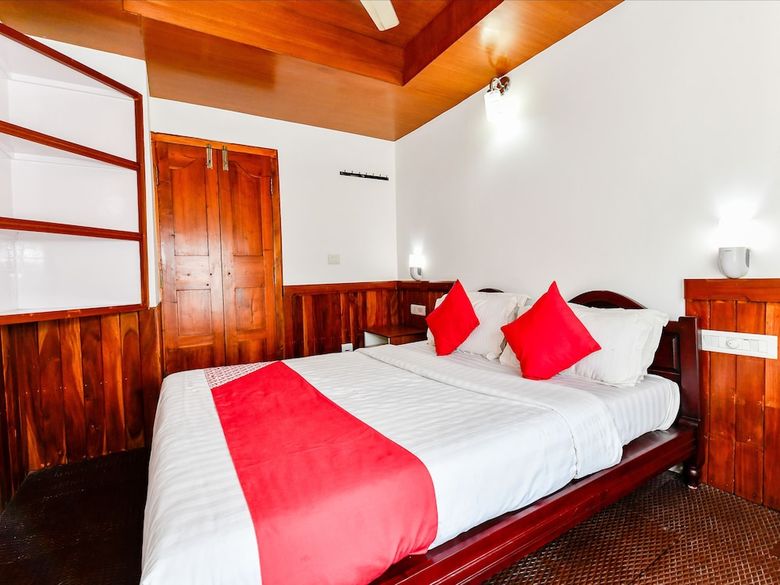 Hotel Oyo 24606 Waves & Wind 3bhk Houseboat