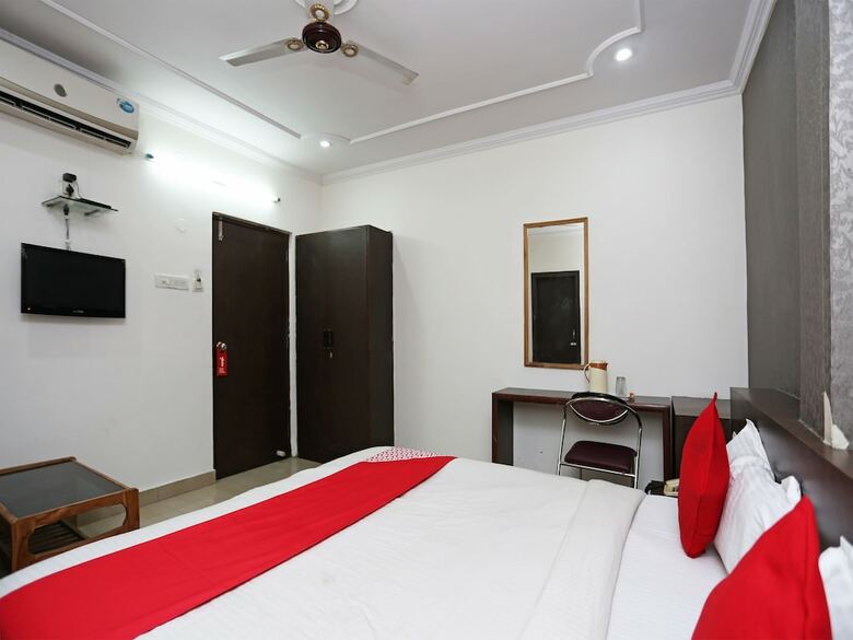 Hotel Oyo 23428 Royal Regency