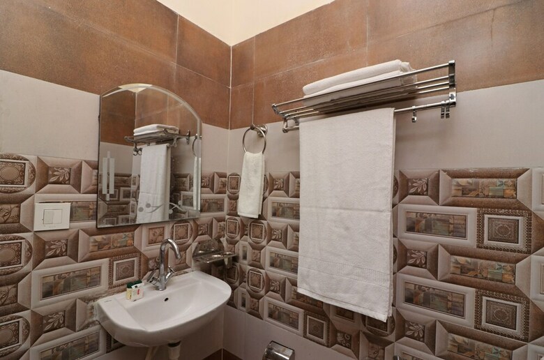Oyo 22359 Hotel Raj Palace