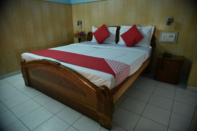 Oyo 24112 Mid City Hotel