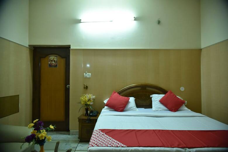 Oyo 24112 Mid City Hotel